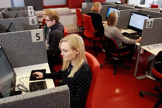 Opiskelijat tekevät EXAM-tenttejä tietokoneilla tenttitilassa.